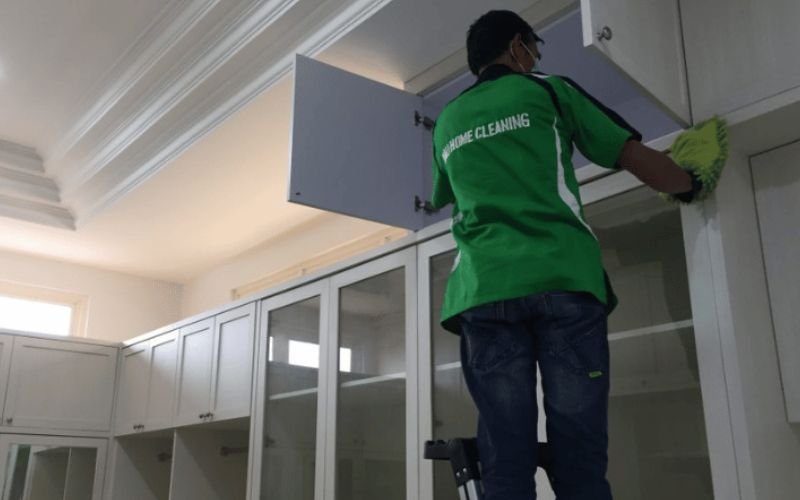 Indo Nyaman Care & Clean Mengerahkan Pekerja Terbaik untuk Pembersihan di Kantor Denpasar Institute