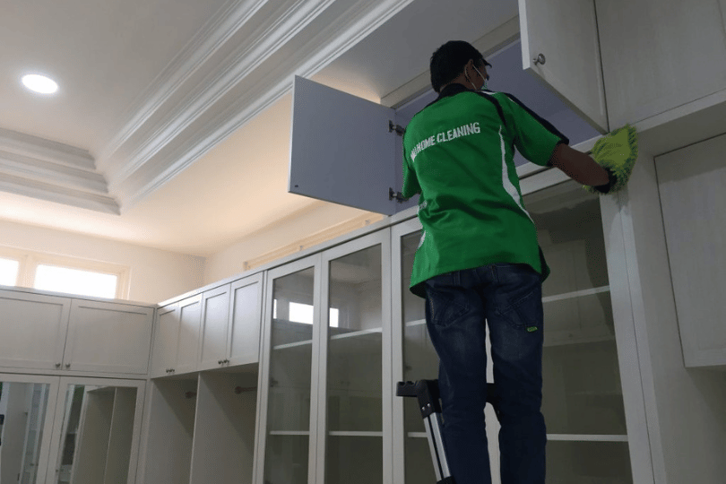 Memberihkan Debu - debu pada Lemari di Kantor Denpasar Institute
