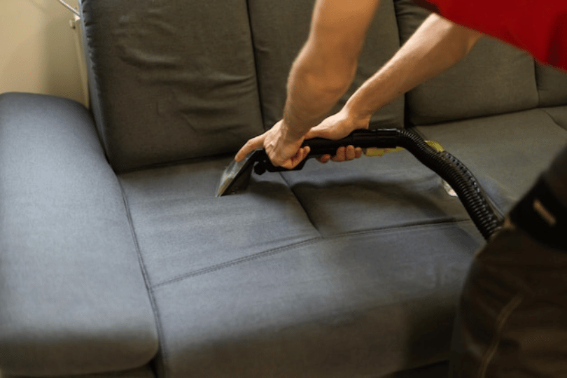 Vacuum Debu Sofa di Rumah